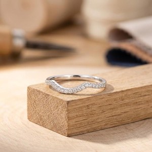 Anillo de boda curvo de alta calidad con diamantes cultivados en laboratorio, media eternidad, diseño Chevron, platino, delicado, minimalista, regalo para ella. - Product Image 2
