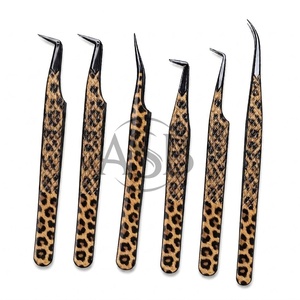 Pince à cils en acier inoxydable à imprimé léopard, avec logo personnalisé, pointe dorée, pour extensions de cils - Product Image 1