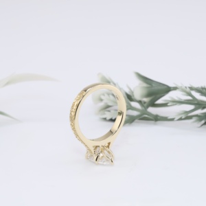 Bague de fiançailles vintage en or jaune avec diamant de laboratoire taille marquise, gravée à la main, motif floral en spirale, panneau en forme de panier de tulipes, bijoux fins - Product Image 4