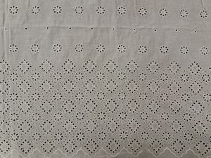Nuevo Diseño de Tela de Algodón Blanco Premium con Bordado Schiffli - Material con Borde Floral Denso y Dobladillo Festoneado para Vestidos - Product Image 1