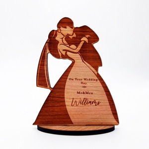 Centre de table en bois au design luxueux avec accents dorés et fleurs, coffret cadeau romantique pour les couples à la Saint-Valentin - Product Image 1