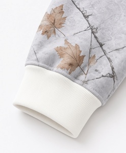 Achetez un ensemble de shorts 2 pièces pour femmes personnalisé, imprimé floral gris, sweat-shirt à col rond, coupe ample, tenue décontractée pour toutes les saisons - Product Image 5