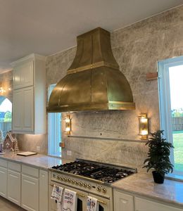 Hotte de cuisine en laiton impressionnante, conçue pour les intérieurs de luxe, extraction d'air supérieure, excellence en la matière de la finition métallique décorative. - Product Image 1