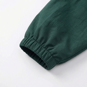 ชุดวอร์มสีเขียวสุดเทรนดี้สำหรับกิจกรรมกลางแจ้ง |   เสื้อแจ็คเก็ตและกางเกงกันน้ำน้ำหนักเบา |   ชุดกีฬาแบบ OEM ตามสั่ง - Product Image 5