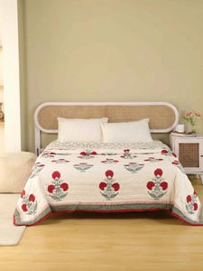 Edredón Tradicional Bordado de Algodón con Patrón Floral Rojo para Ropa de Cama, Uso en Todas las Estaciones - Product Image 1