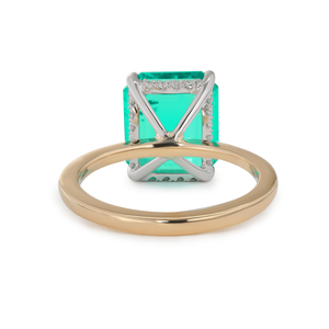 Bague de luxe pour femme en or bicolore 14K, sertie d'un émeraude de laboratoire zambienne 10x8mm certifiée IGI, taille émeraude, avec halo caché. - Product Image 4