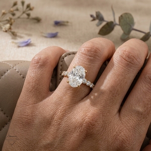 Bague de fiançailles et de mariage en diamant de laboratoire taille ovale, certifiée IGI, en or jaune, avec bande pavée, solitaire, bijoux de luxe pour femme - Product Image 3