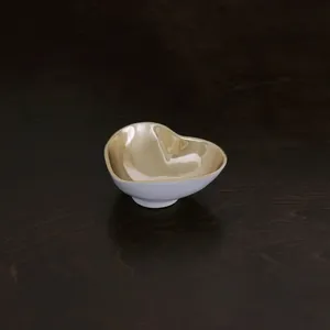Assiette à dessert en céramique en forme de cœur, design minimaliste fait main, couleur unie, finition polie pour les occasions de mariage - Product Image 4