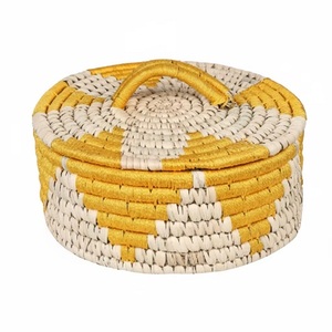 ตะกร้าหญ้าสะบายอิสระจากธรรมชาติพร้อมฝาปิด ลายทางสีเหลืองขาว ภาชนะเก็บของอเนกประสงค์สำหรับตกแต่งบ้าน - Product Image 4