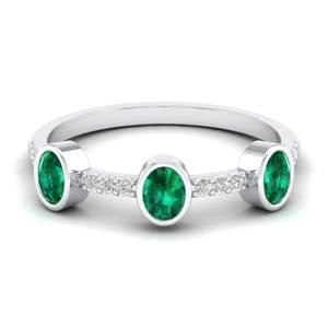 Bague de fiançailles de créateur REYES en or blanc 14 carats de qualité supérieure avec moissanite taille ovale de 0,63 carat et émeraude - Product Image 1