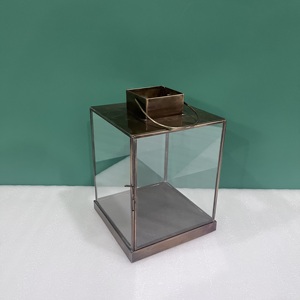 โคมไฟสี่เหลี่ยมทองเหลืองพร้อมแผงกระจกและมือจับโลหะสำหรับตกแต่งบ้าน - Product Image 2