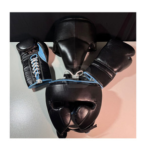 Juego de Guantes de Boxeo Profesionales de Cuero Nuevos y Protector de Cabeza e Ingle, Color Gris y Negro, Hecho en Pakistán - Product Image 4