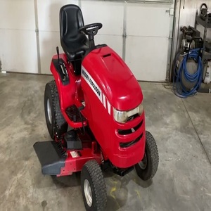Tondeuse à gazon commerciale Massey Ferguson avec transmission hydrostatique et commandes du conducteur pratiques - Product Image 1