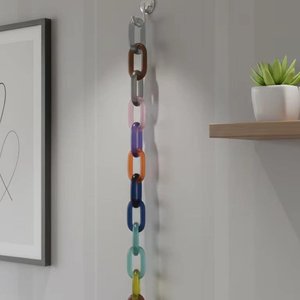 Décoration murale contemporaine en chaîne de plastique colorée, maillons géométriques, design dégradé multi-tonalités - Product Image 1