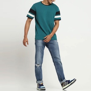 เสื้อยืดคอกลมแขนสั้นผู้ชาย สีเขียวอมฟ้า ทรงปกติ ผ้าเจอร์ซีย์คอตตอน 100%  โลโก้ด้านหน้า แต่งขอบตัดสี ระบายอากาศได้ดี สไตล์ลำลอง - Product Image 3