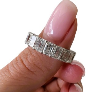 Anillo de Eternidad de Lujo con Diamante Cultivado en Laboratorio de 6.5 Quilates, Corte Esmeralda, con Engaste de Trípode Compartido - Product Image 4