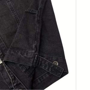 Veste en jean noire pour homme, style workwear, col rabattu, simple boutonnage, poches, logo sur la manche gauche, coton délavé, automne - Product Image 5