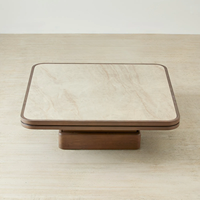 Table basse artisanale en bois recyclé avec variations de grain naturel et finition mate, design personnalisable, forme sur mesure, salon