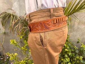 Cinturón de Cuero de Grano Completo con 30 Lazos MOLLE para Cartuchos de Munición Calibre .44/.45, Estilo Bandolera, para Hombres - Product Image 2