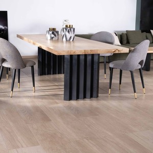 Table à manger Vandana Ivory Sense Large 260cm en acacia avec pieds en métal plissé noir Audacio - Product Image 5