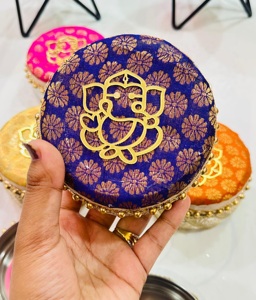 กล่องเก็บของตกแต่งสแตนเลสขนาด 6 นิ้ว ลายปักพระพิฆเนศสวยงาม เป็นมิตรกับสิ่งแวดล้อม สำหรับใส่ผลไม้อบแห้ง ของขวัญส่งเสริมการขายเทศกาลดีวาลี - Product Image 4