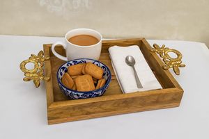 Bandeja de Madera para Servir con Asas Recortadas - Encanto Rústico para Cada Ocasión de Servir - Product Image 2