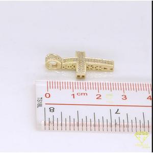 จี้ไม้กางเขนสีทองคลาสสิกพร้อมเพชร VVS ดูรายละเอียดหิน - Product Image 4