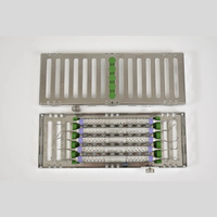Ensemble d'instruments d'hygiène dentaire Hu-Friedy 5 pièces avec cassette de stérilisation verte et instruments manuels en acier inoxydable