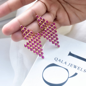 Pendientes de Oro de 18K con Rubí Natural, Diseño de Araña de Múltiples Niveles, Gema Magenta con Corte de Pera, Estilo Lágrima - Product Image 4