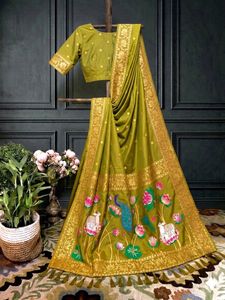 Le sari en soie douce présente des motifs complexes de lotus et de vache de style Pichwai sur le pallu. - Product Image 5