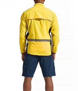 Conjunto de dos piezas de chaqueta cortavientos y pantalones cortos para hombre con logotipo personalizado de alta calidad, chaqueta con cremallera y pantalones cortos de nailon para correr. - Product Image 2
