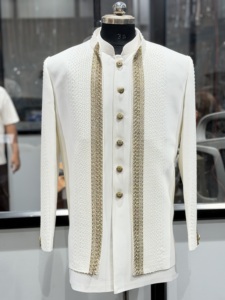 Veste Bandhgala ornée de cristaux pour homme avec panneaux avant perlés scintillants, costume de prince royal pour le marié lors de la cérémonie de mariage - Product Image 1