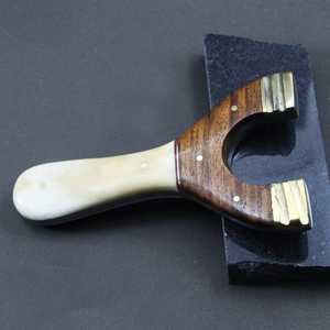 หนังสติ๊กไม้ทำมือพร้อมด้ามจับสีงาช้างและลายทองเหลือง ความยาว 5 นิ้ว - Product Image 1