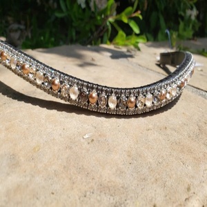 Diadema para caballo de cuero negro/marrón, hecha a medida, con cristales, pedrería y perlas decorativas de todas las formas y tamaños. - Product Image 5