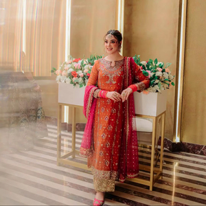 Ensemble Salwar Kameez brodé orange pour femme avec dupatta rose – Tenue de soirée ethnique avec détails de broderie sur le col - Product Image 1