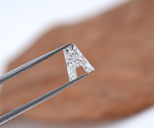 Diamante único de 1.05 ct, tallado en forma de letra, cultivado en laboratorio, VVS-VS, color EF, CVD, piedra suelta elegante, con certificación IGI, para la fabricación de joyas. - Product Image 3