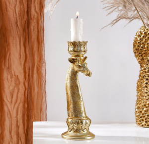 Escultura única de cuello de jirafa en oro que aporta un toque juguetón pero sofisticado. Disponible a precios de mayorista. - Product Image 1