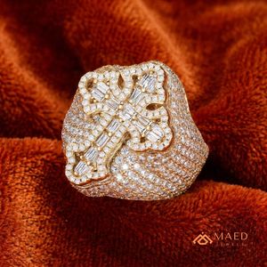 Anillo de Moissanita con Cruz, Chapado en Oro, con Pavé de Baguettes, Anillo de Declaración, Joya Elegante de Oro, Estilo para Hombre y Mujer, Diseño Estadounidense - Product Image 2