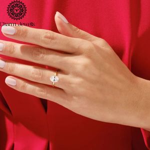 Bague de fiançailles et d'éternité classique Charm_Jewells pour femme, plaquée or rose 18 carats, en or massif, avec moissanite taille coussin et sertissage à griffes - Product Image 6