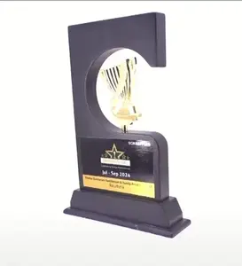 Trofeo de premio con base sólida y diseño moderno, con detalles dorados para reconocimiento de destinos en eventos corporativos - Product Image 3