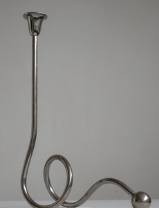 Candelabro Escultural Moderno de Doble Cono con Marco de Metal Cromado y Base de Madera para Decoración de Mesa - Product Image 5