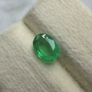 Esmeralda Colombiana Natural Certificada de 7x5 MM, Corte Ovalado, Color Verde Intenso, Piedra Preciosa Suelta de 0.98 Quilates - Product Image 3