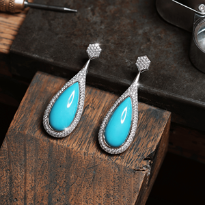 ต่างหูทองคำขาว 18K ประดับเพชรแล็บ 2.11 กะรัต และพลอยเทอร์ควอยซ์ทรงกลมเจียระไนแบบบริลเลียนท์ 14.58 กะรัต รุ่น Pillow Talk Sleeping Beauty สี D/E–VVS/VS - Product Image 5