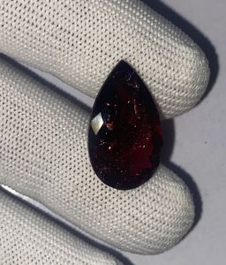 พลอยทัวร์มาลีนสีแดงเข้มธรรมชาติ 16.90 กะรัต รูปทรงลูกแพร์ แบบเจียระไน จำหน่ายส่งจากอินเดีย |   วิดีโอมีให้ดูแล้ว - Product Image 5