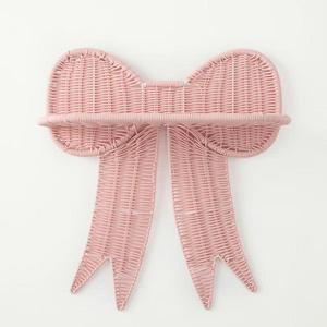 Une pièce décorative charmante pour les nurseries, les chambres ou les salles de jeux, avec un joli nœud et des détails en forme de ruban. - Product Image 3