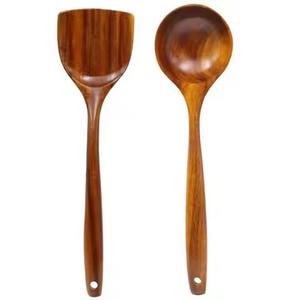 Cuillère de service traditionnelle en bois pour la cuisine et les repas en famille - Product Image 2