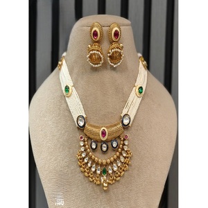Magnifique ensemble collier et boucles d'oreilles en moissanite plaqué or de qualité supérieure, style antique, pour collection de mariage. - Product Image 1