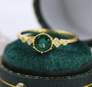 Anillo de Esmeralda en Plata de Ley, Anillo de Plata o Oro con Esmeralda Verde y Circonita Cúbica, Diseño de Inspiración Vintage - Product Image 4