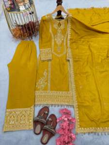 Conjunto de Fiesta de Diseño Pakistaní: Top de Seda con Plazo y Dupatta, Kurti Indio Premium con Sharara y Dupatta - Product Image 2