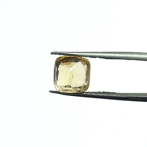 พลอยแซฟไฟร์สีเหลืองทรงคุชชั่นธรรมชาติ 5.05 กะรัต จากศรีลังกา สำหรับทำเครื่องประดับและแหวน รุ่น YCWX-155 - Product Image 3